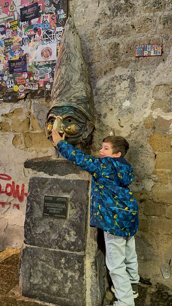 Estatua de bronce de Pulcinella en el centro histórico de Nápoles