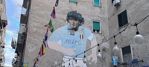 Mural gigante de Maradona en el Quartiere Spagnoli de Nápoles