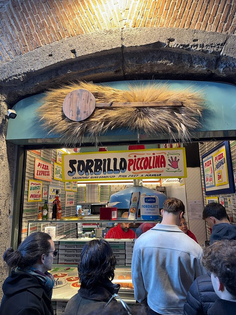 Pizzería Sorbillo Piccolina en Vía dei Tribunali Nápoles