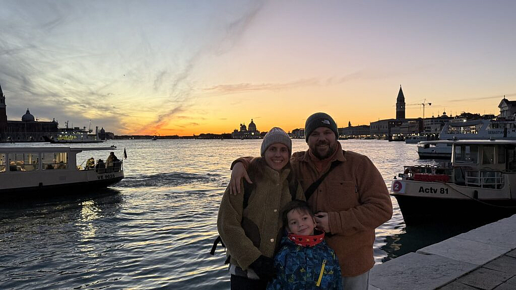 Atardecer en la laguna de Venecia con el Campanile de San Marcos