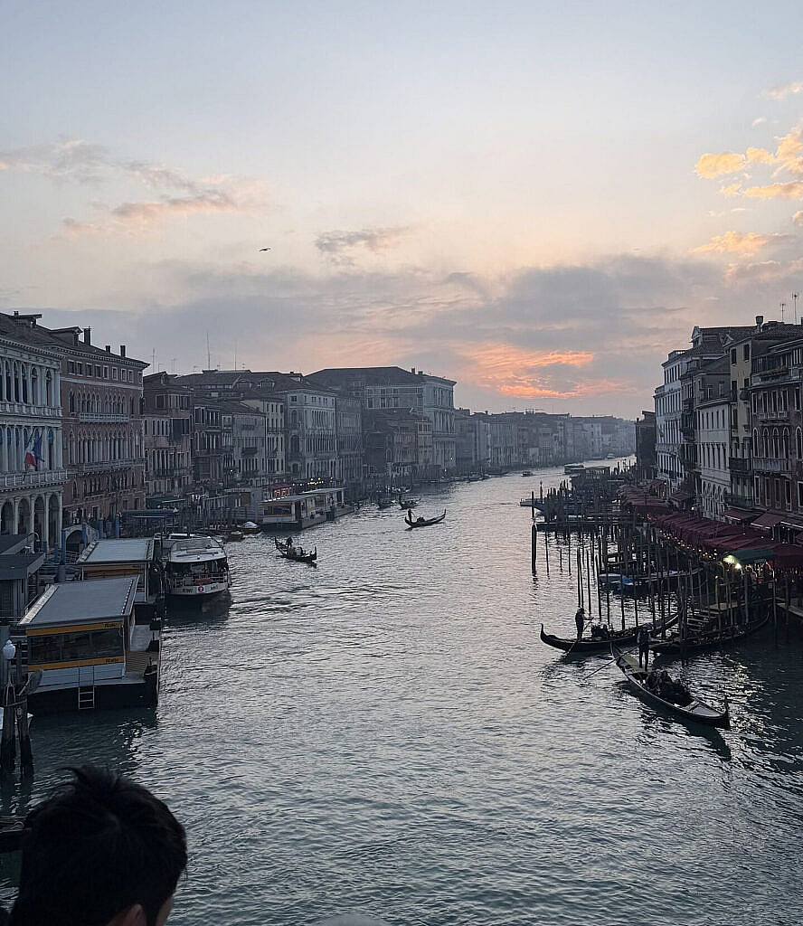 Atardecer en el Gran Canal de Venecia con góndolas desde el Puente Rialto
