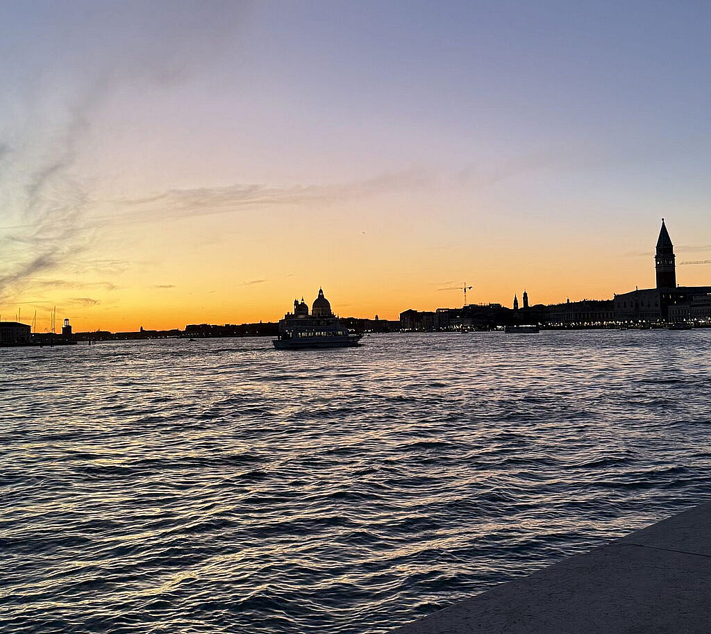 Silueta de Venecia al atardecer desde la laguna