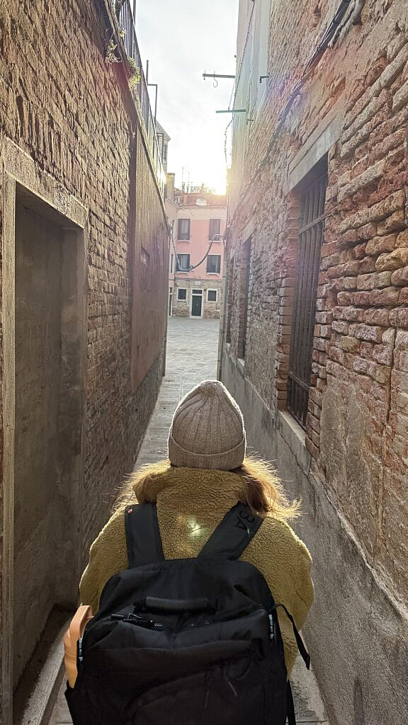 Callejón angosto típico del laberinto de Venecia