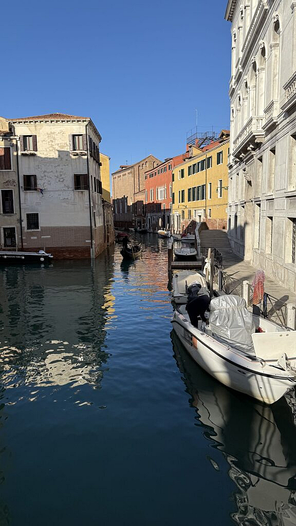 Canal lateral con fachadas coloridas en Venecia