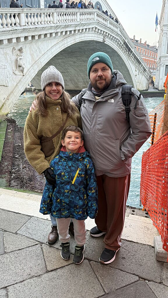 Familia frente al Puente Rialto en Venecia