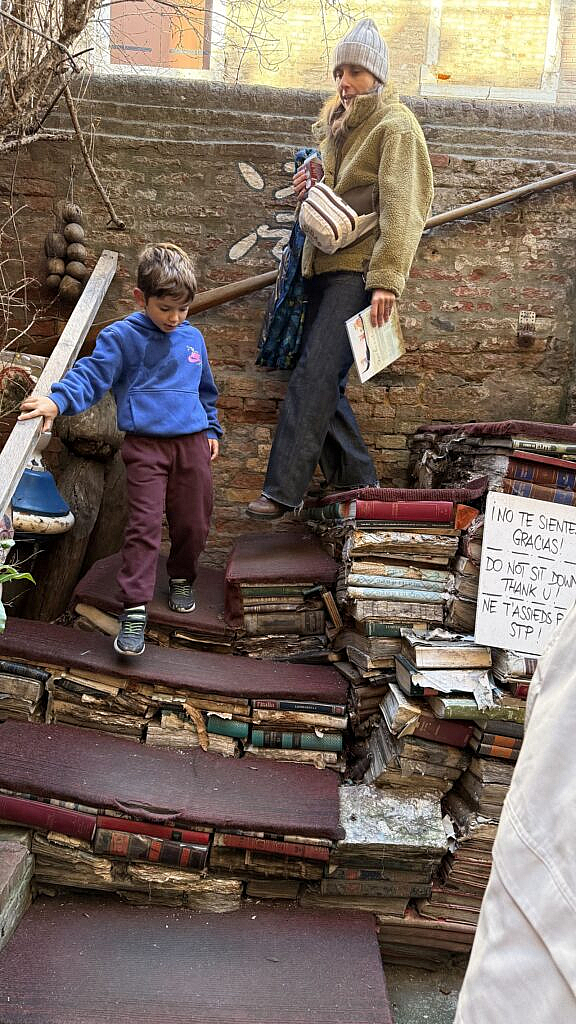 Escalera de libros antiguos en la Libreria Acqua Alta de Venecia