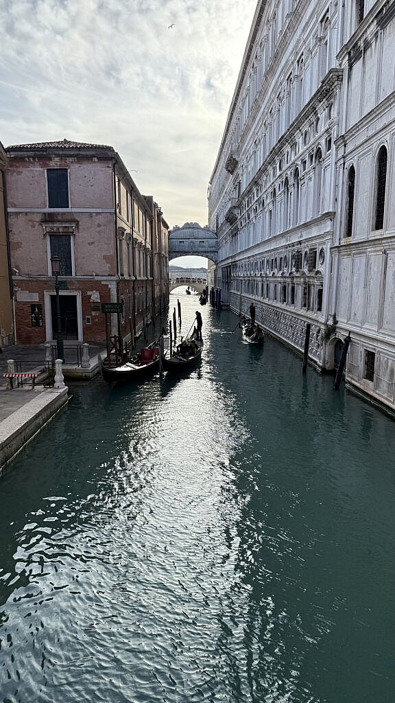 Puente de los Suspiros con góndolas en Venecia