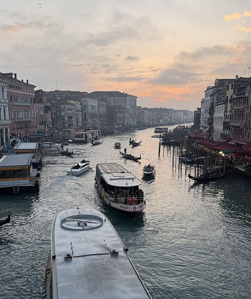 Vaporetto en el Gran Canal de Venecia al atardecer
