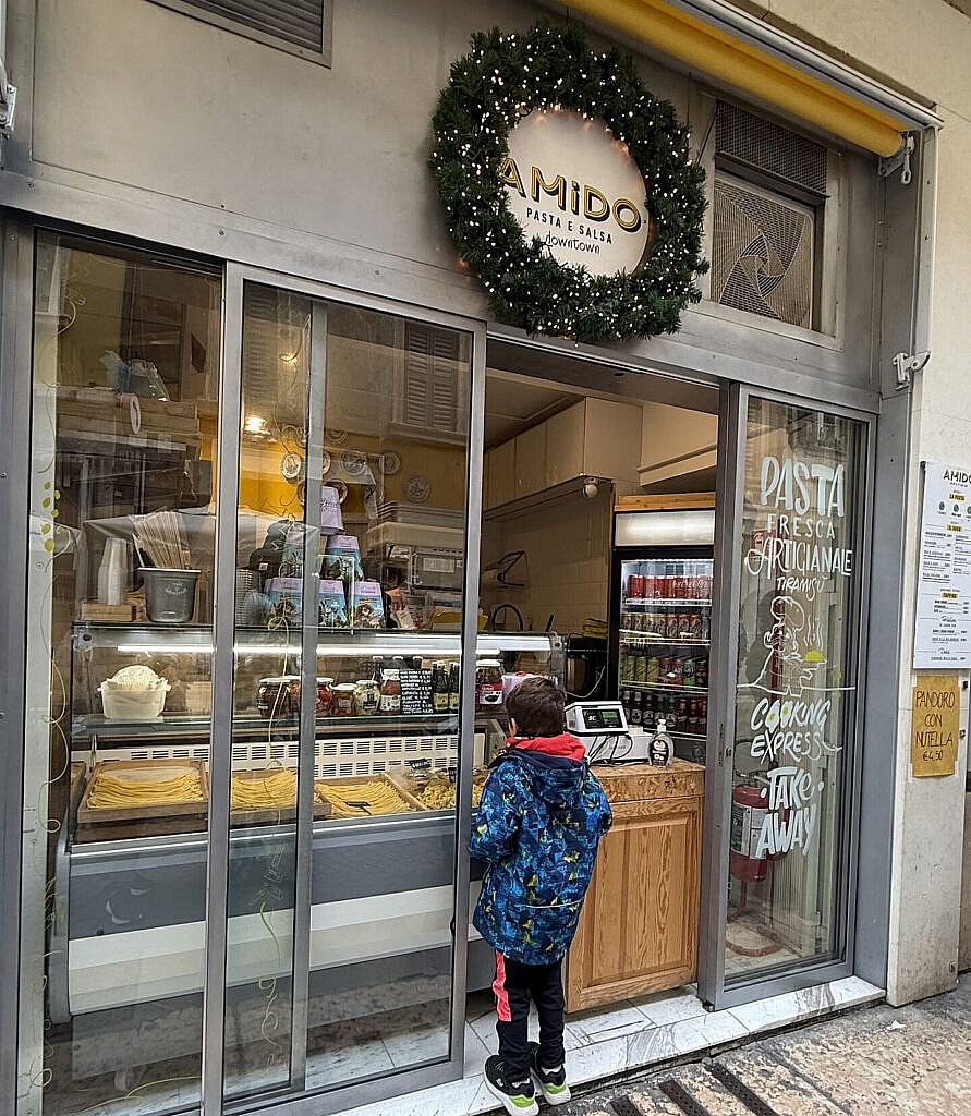 Vidriera del local Amido pasta al paso en Verona
