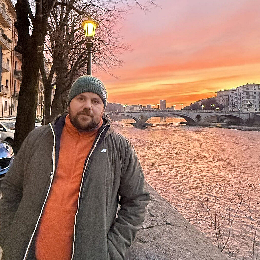 Atardecer naranja en Verona junto al río Adigio