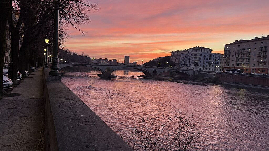 Atardecer rosa sobre el río Adigio en Verona