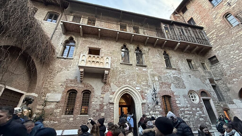 Patio de la Casa de Julieta en Verona con el balcón famoso