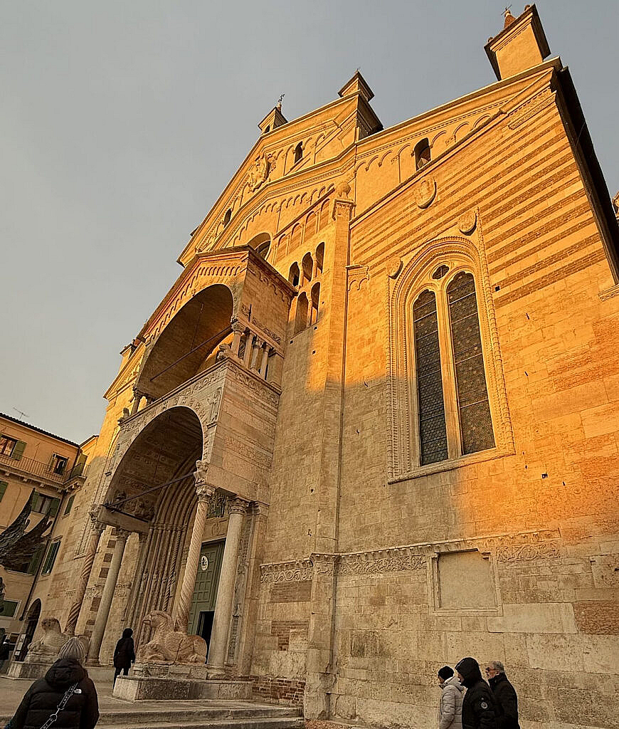 Duomo de Verona catedral fachada al atardecer