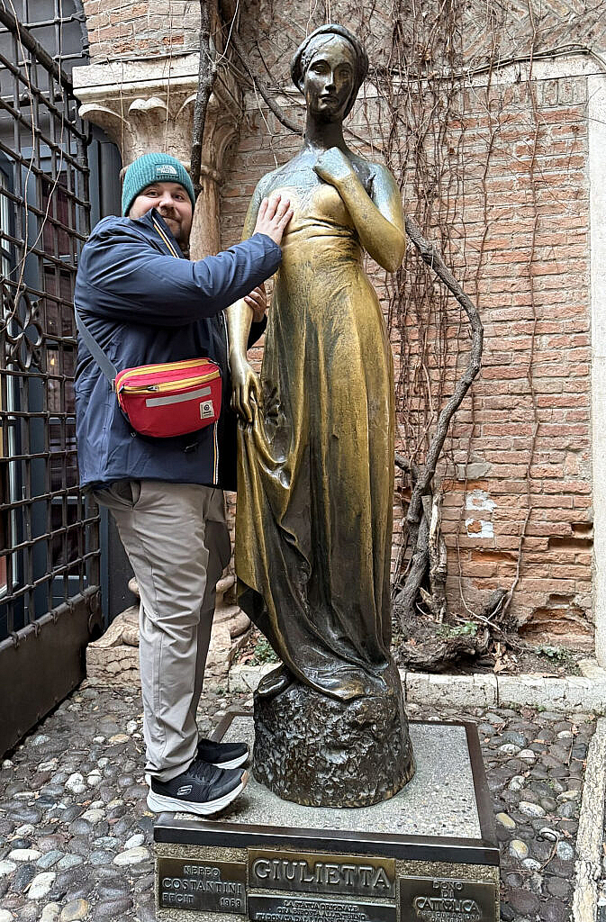 Agustín tocando la estatua de Giulietta en Verona
