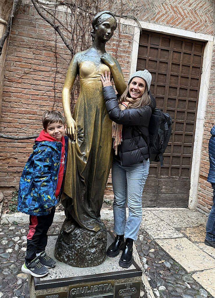 Florencia toca la estatua de Giulietta tradición de la suerte en el amor
