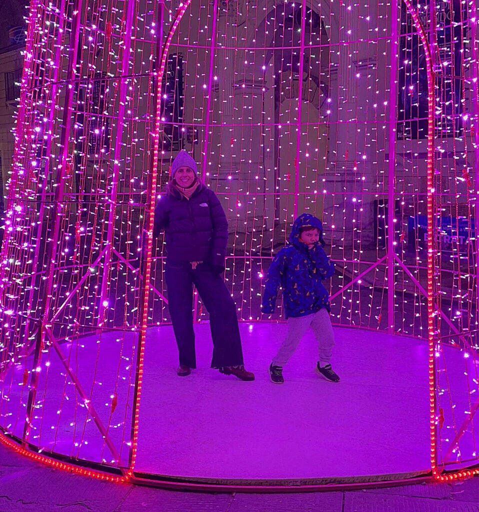 Instalación de luces navideñas rosa en Verona