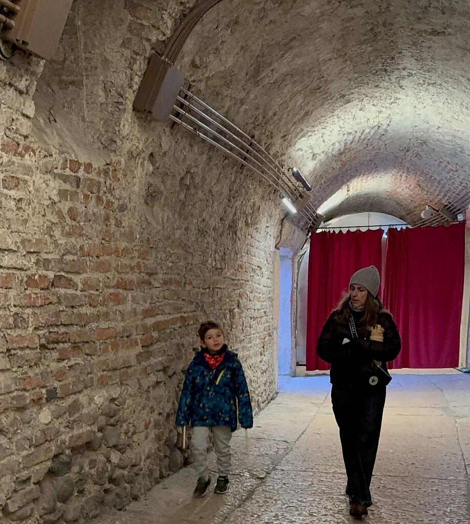 Pasillos interiores de la Arena de Verona con arcos de piedra