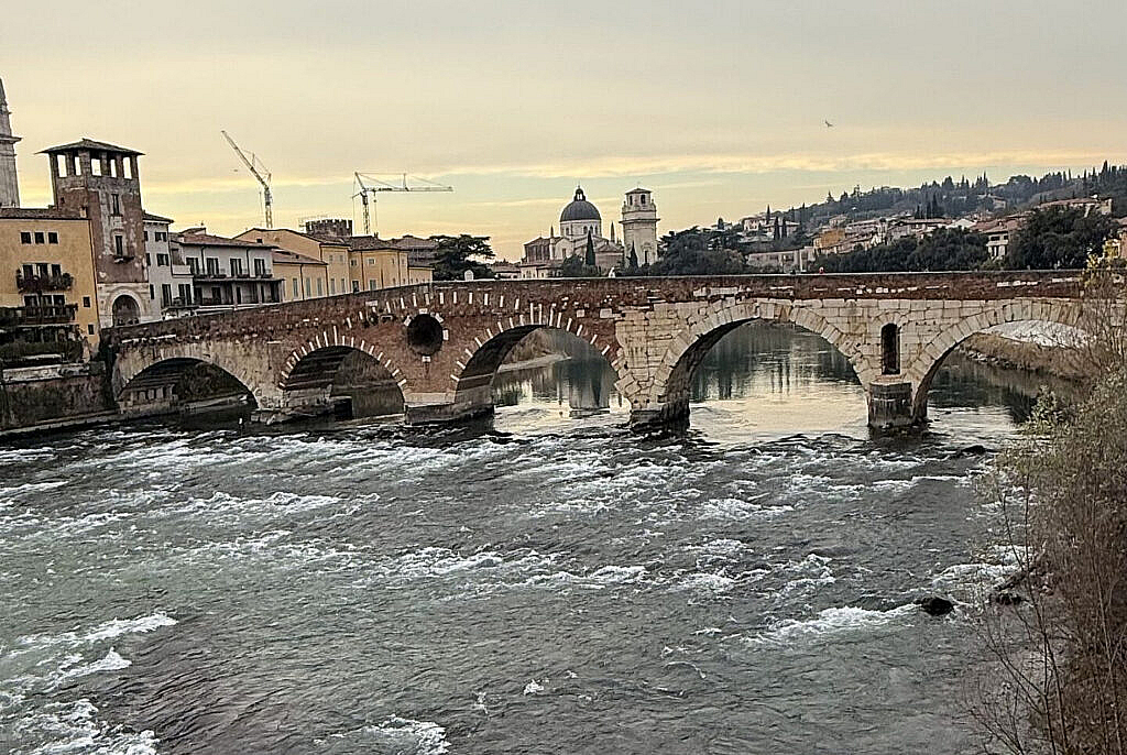 Ponte Pietra puente romano sobre el río Adigio en Verona