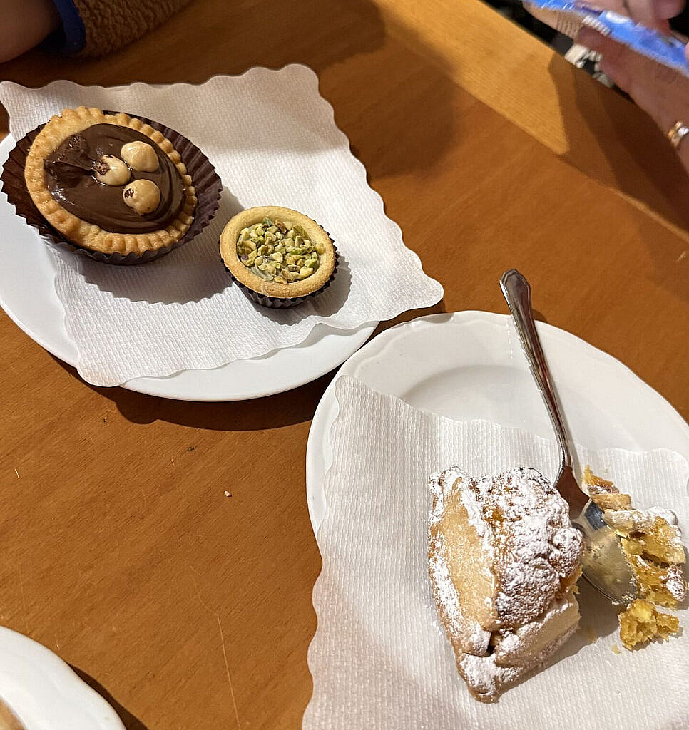 Postres italianos tartas de pistacho chocolate y panettone en Verona