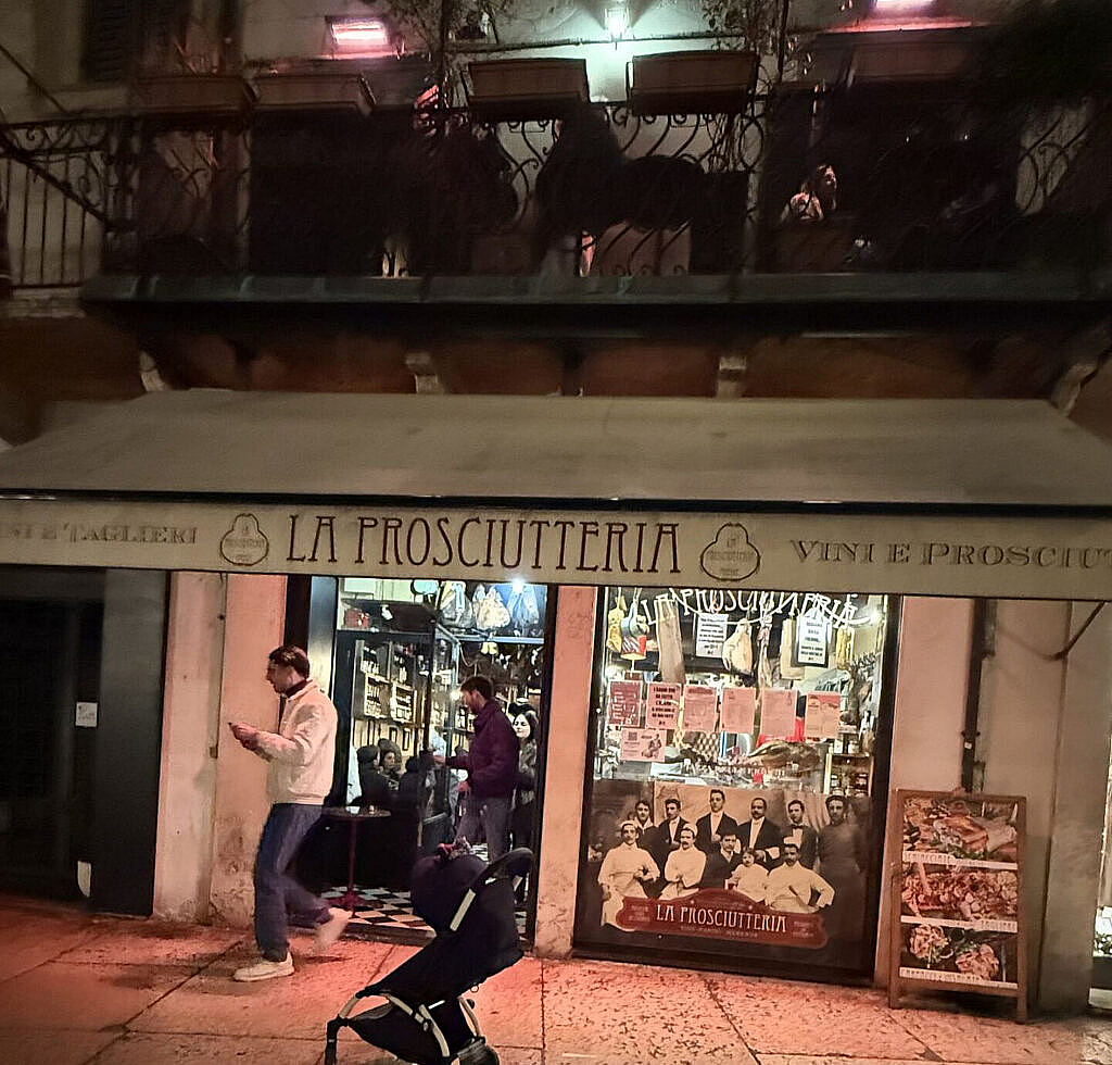 Fachada de La Prosciutteria en Piazza delle Erbe Verona