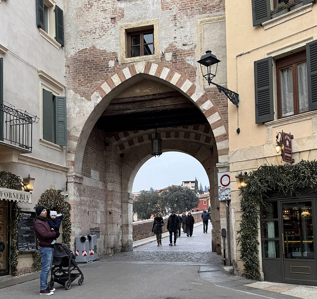 Puerta medieval del centro histórico de Verona