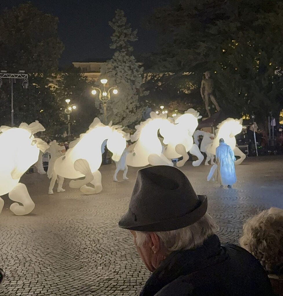 Show callejero de caballos inflables iluminados en Piazza Bra Verona