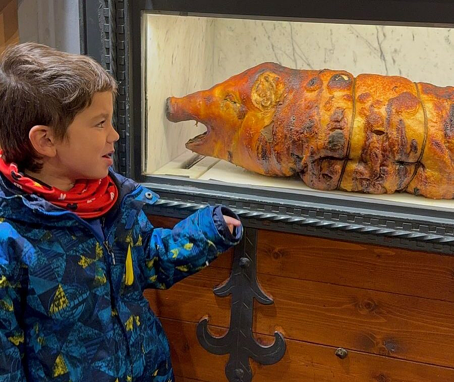 Vicente mirando una porchetta en la Antica Porchetteria Granieri de Florencia