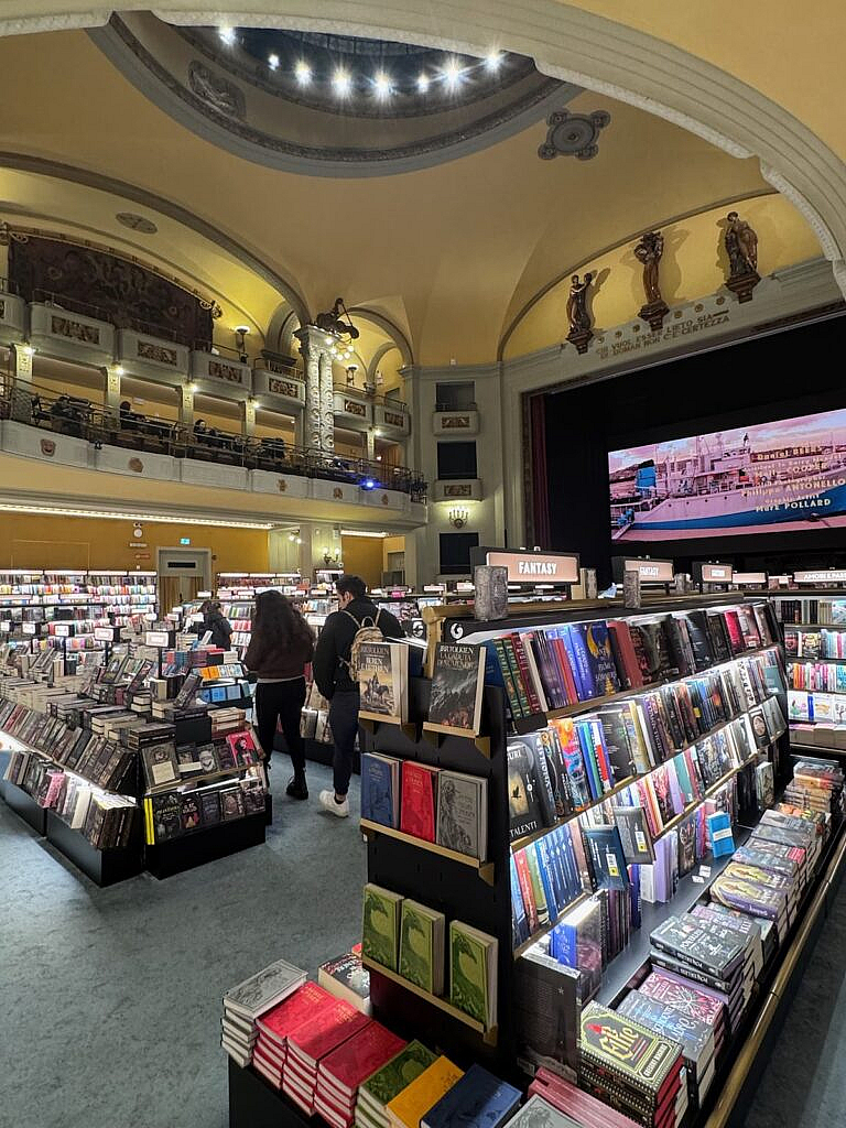 Interior del Cinema Odeon de Florencia, antiguo cine convertido en librería