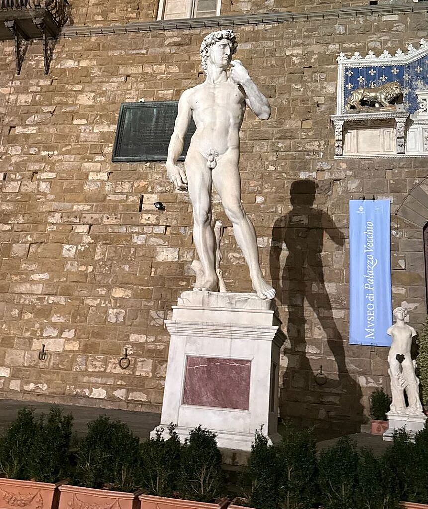 Réplica del David de Miguel Ángel en la Piazza della Signoria de noche