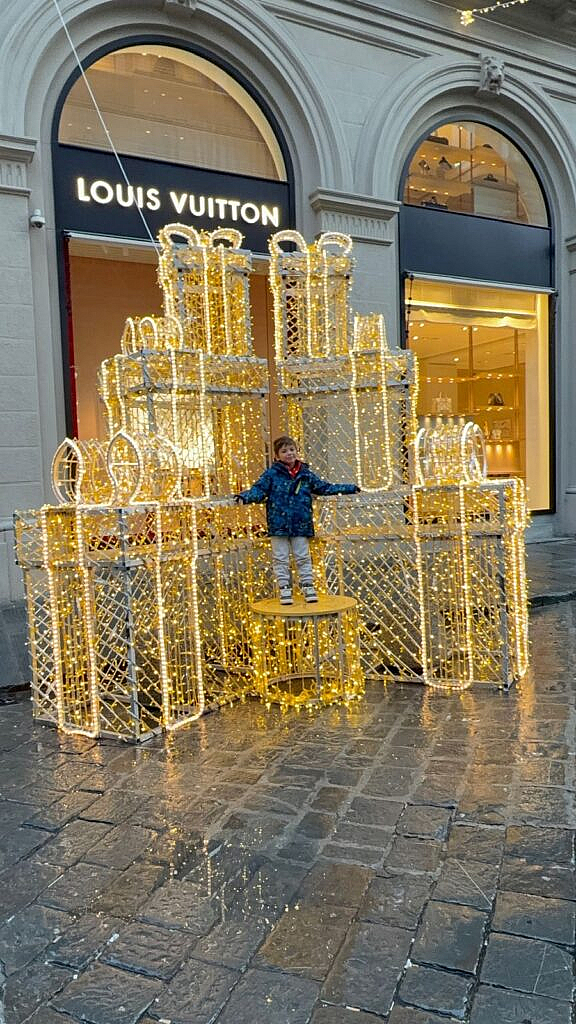 Vicente en decoración navideña frente a una tienda de lujo en Florencia