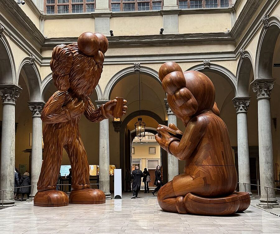 Esculturas gigantes de madera de KAWS en el patio del Palazzo Strozzi en Florencia