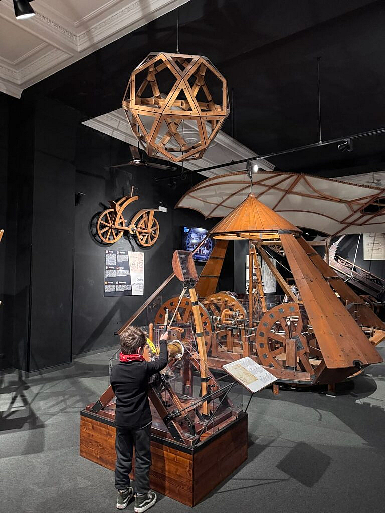 Vicente jugando con una máquina en el Museo Interactivo de Leonardo da Vinci en Florencia