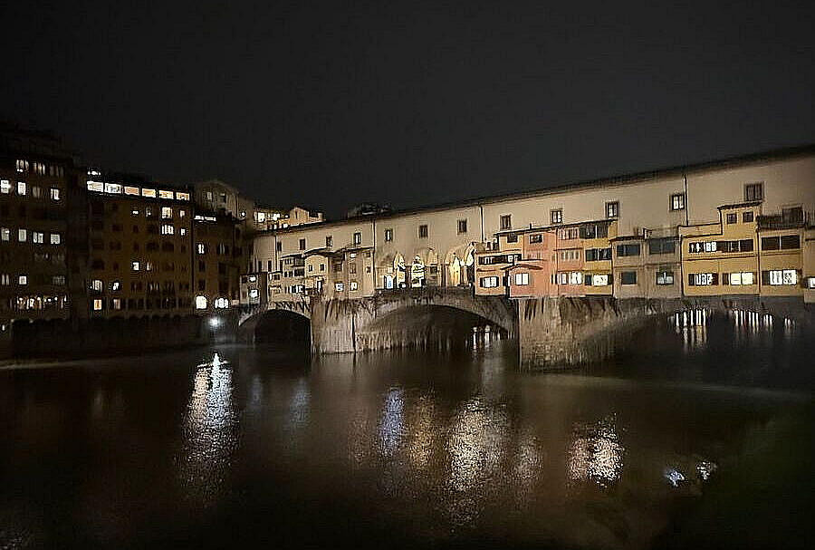 Ponte Vecchio de Florencia iluminado de noche sobre el río ArnoEl Ponte Vecchio iluminado, una vista que vale la pena de noche