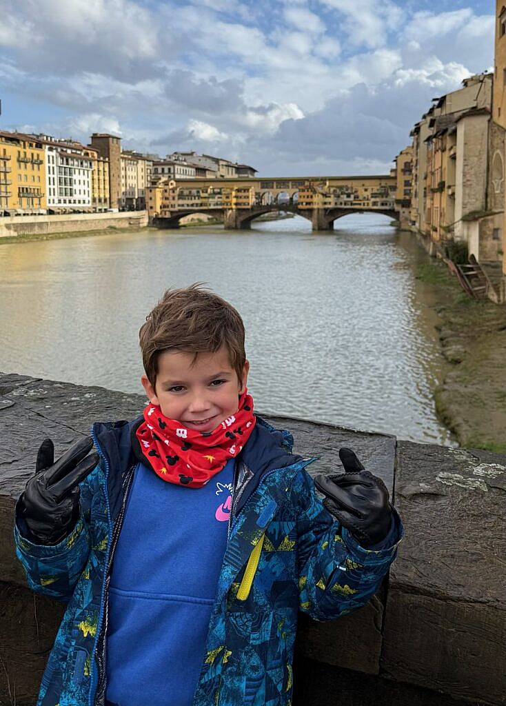 Vicente frente al Ponte Vecchio de Florencia en un día soleado