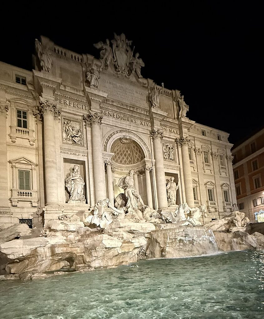 Fontana di Trevi de noche casi vacía en Roma