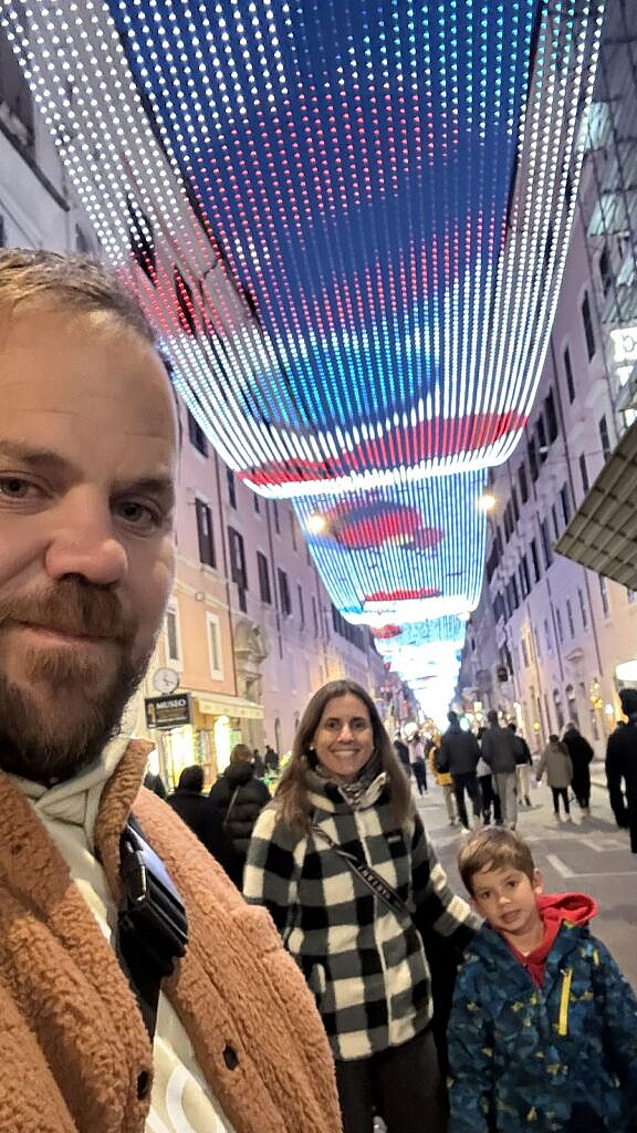 Luces de Navidad sobre la Via del Corso en Roma