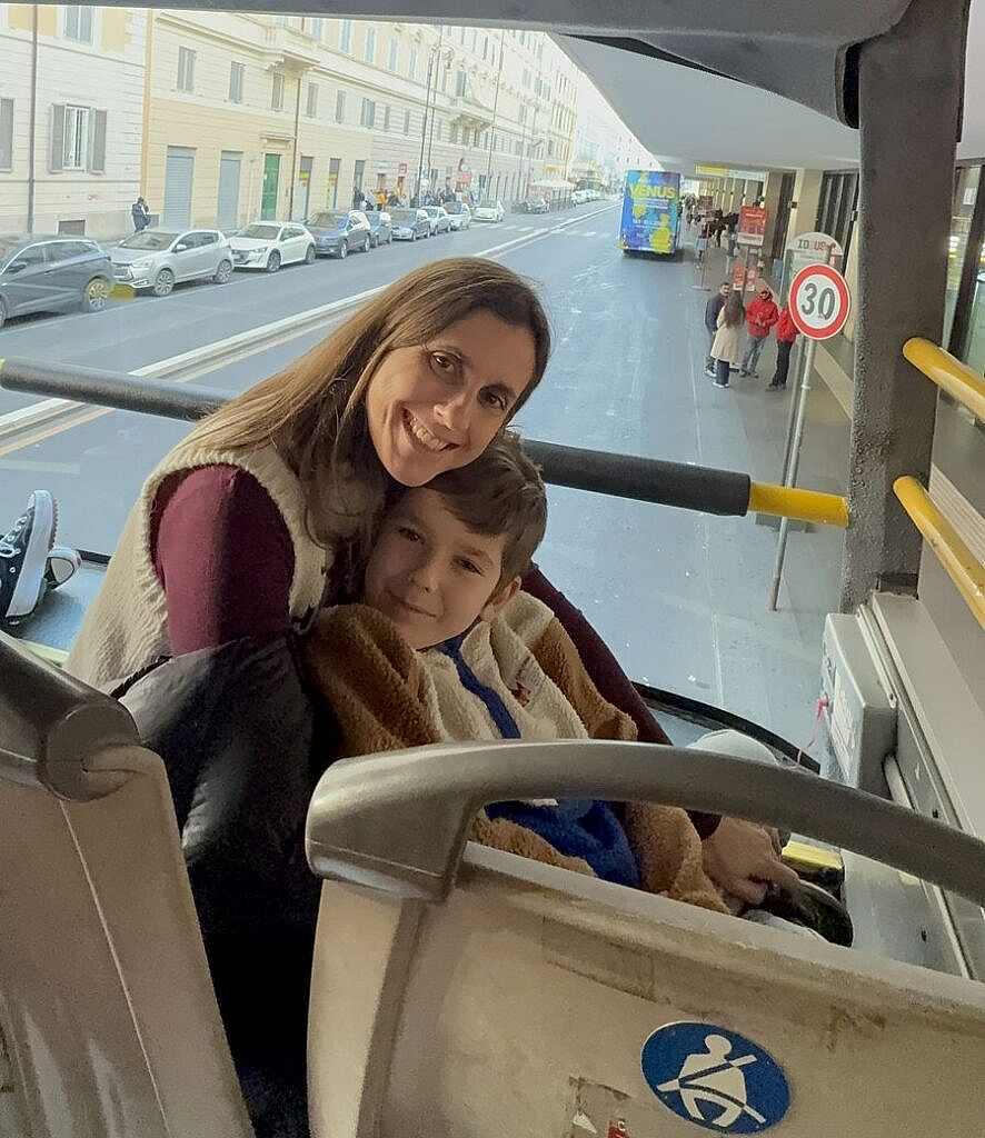 Florencia y Vicente en el micro turístico de Roma