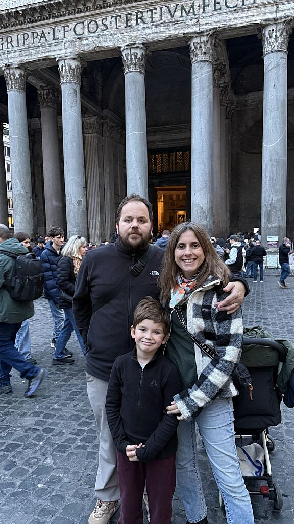 Familia frente a la fachada del Panteón de Roma