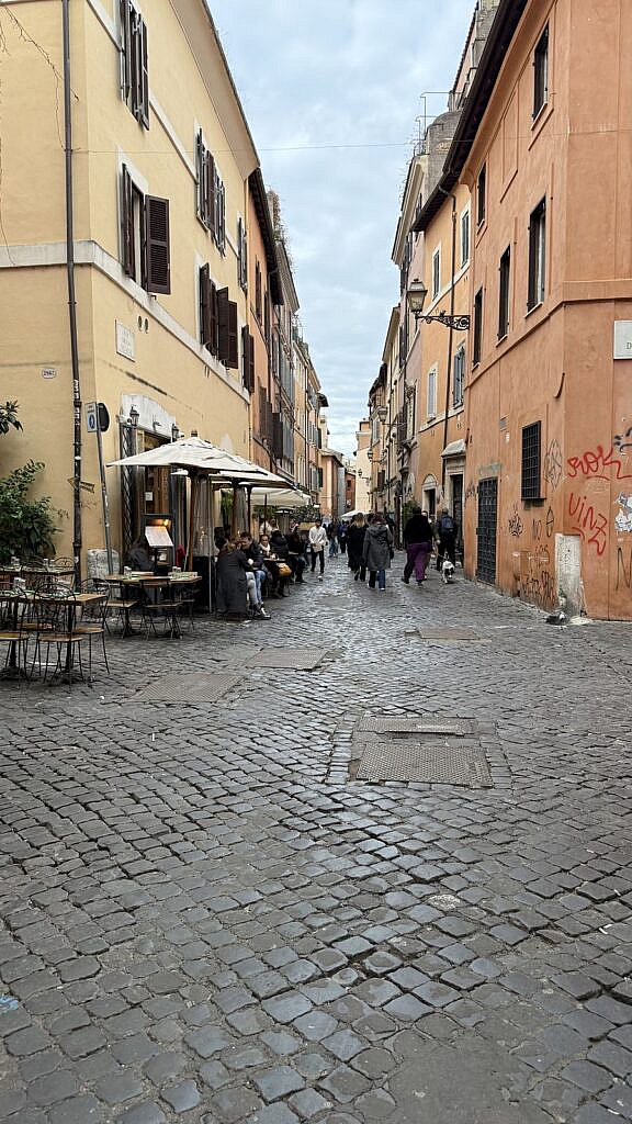 Calle empedrada de Trastevere en Roma