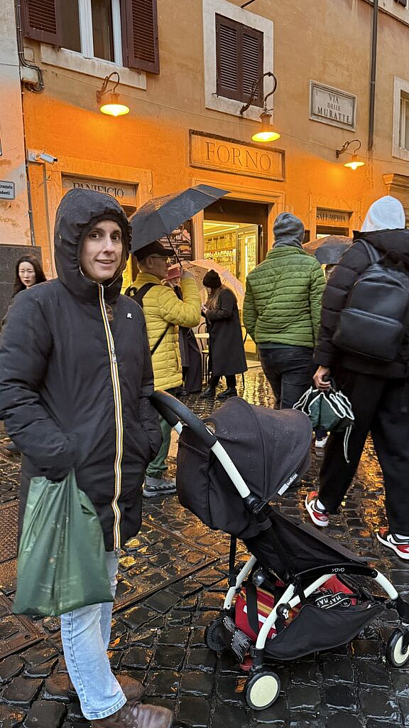 Florencia con paraguas en la Via del Corso de Roma bajo la lluvia