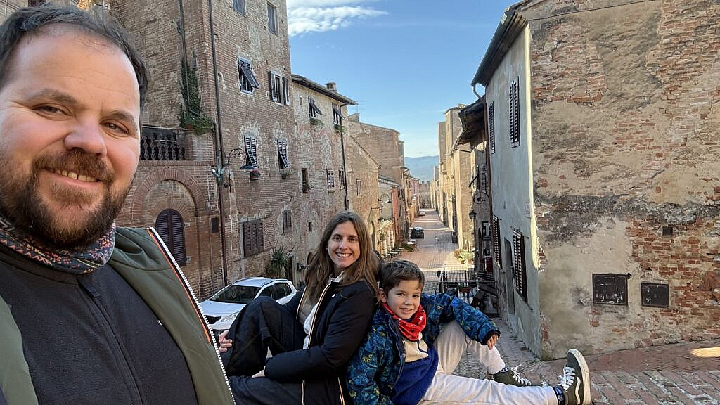 Familia en una calle de San Gimignano