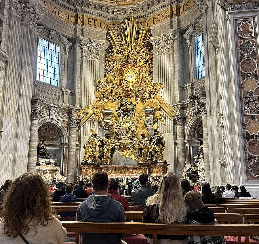 Interior de la Basílica de San Pedro durante una misa