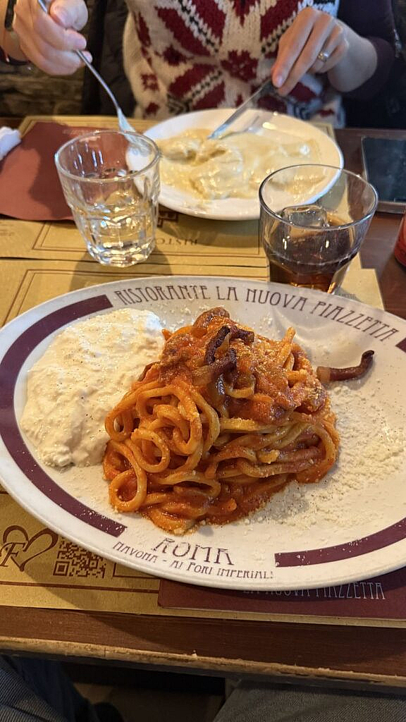 Pasta all'amatriciana en La Nuova Piazzetta cerca del Coliseo