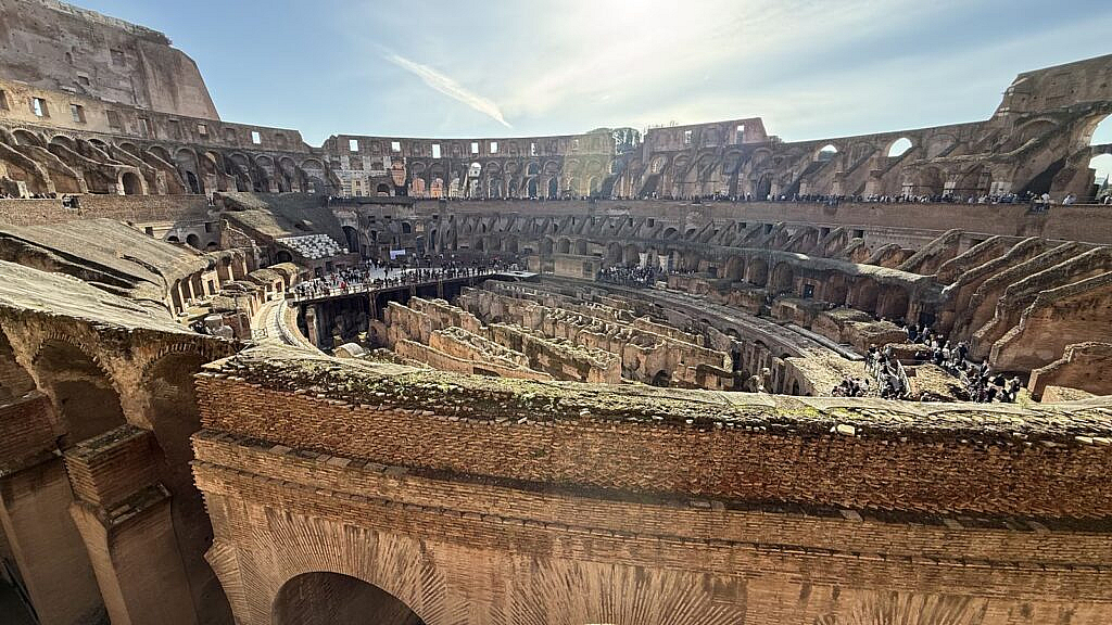 Interior del Coliseo Romano con sus gradas y subterráneos