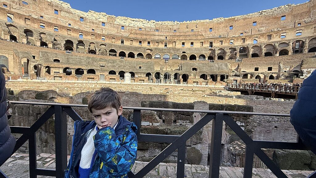 Vicente en el interior del Coliseo Romano