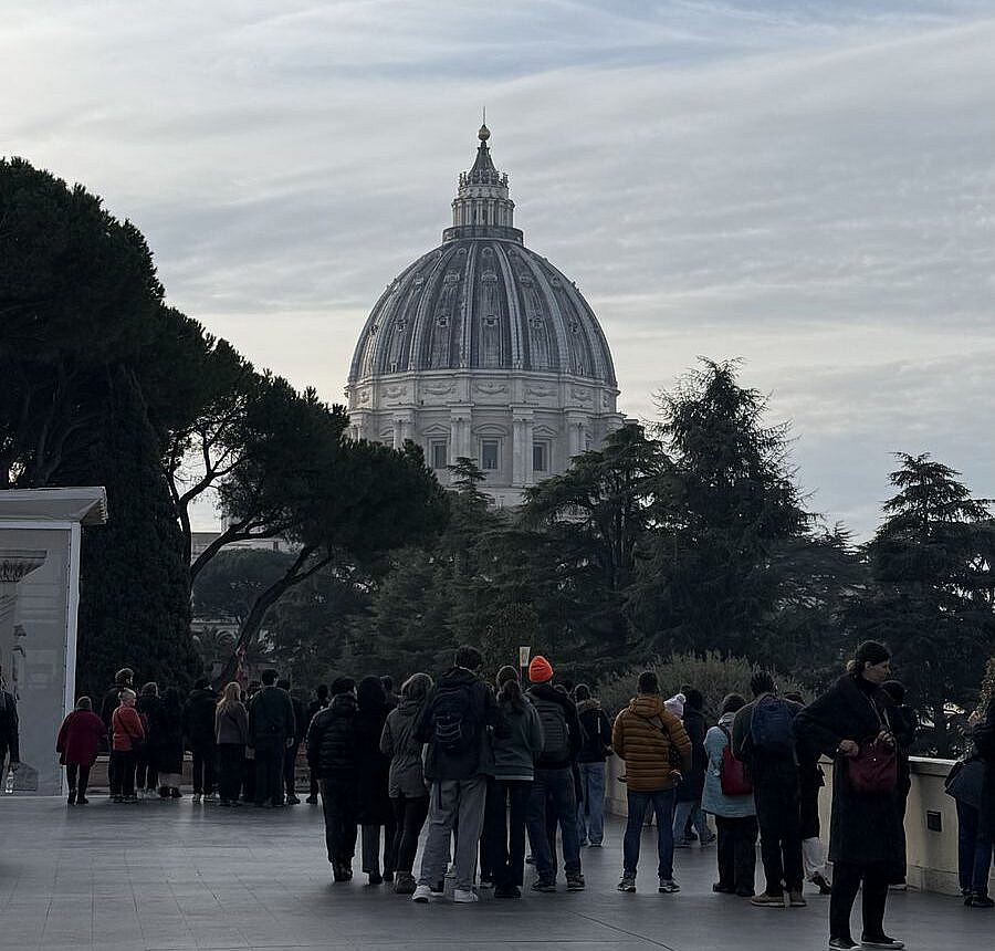 Vista de la cúpula de San Pedro desde el Vaticano