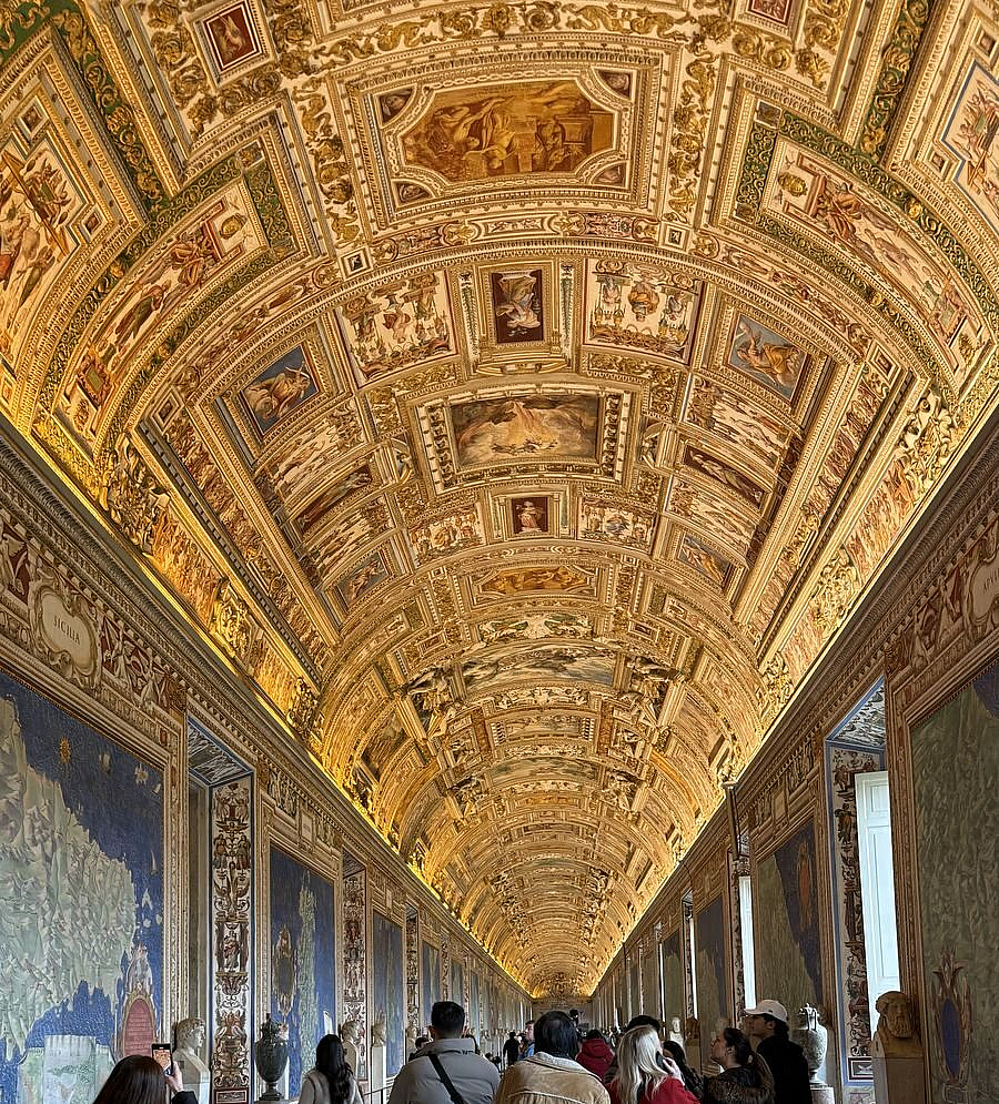 Galería de los Museos Vaticanos con su techo dorado