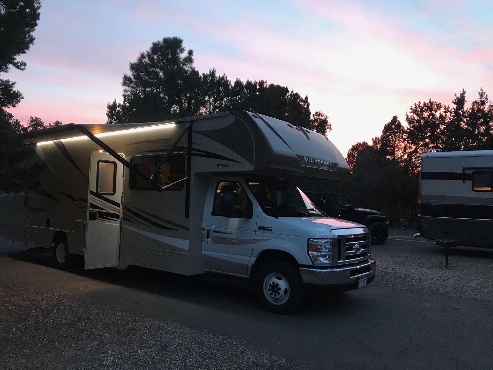 Motorhome al atardecer en el camping del Gran Cañón