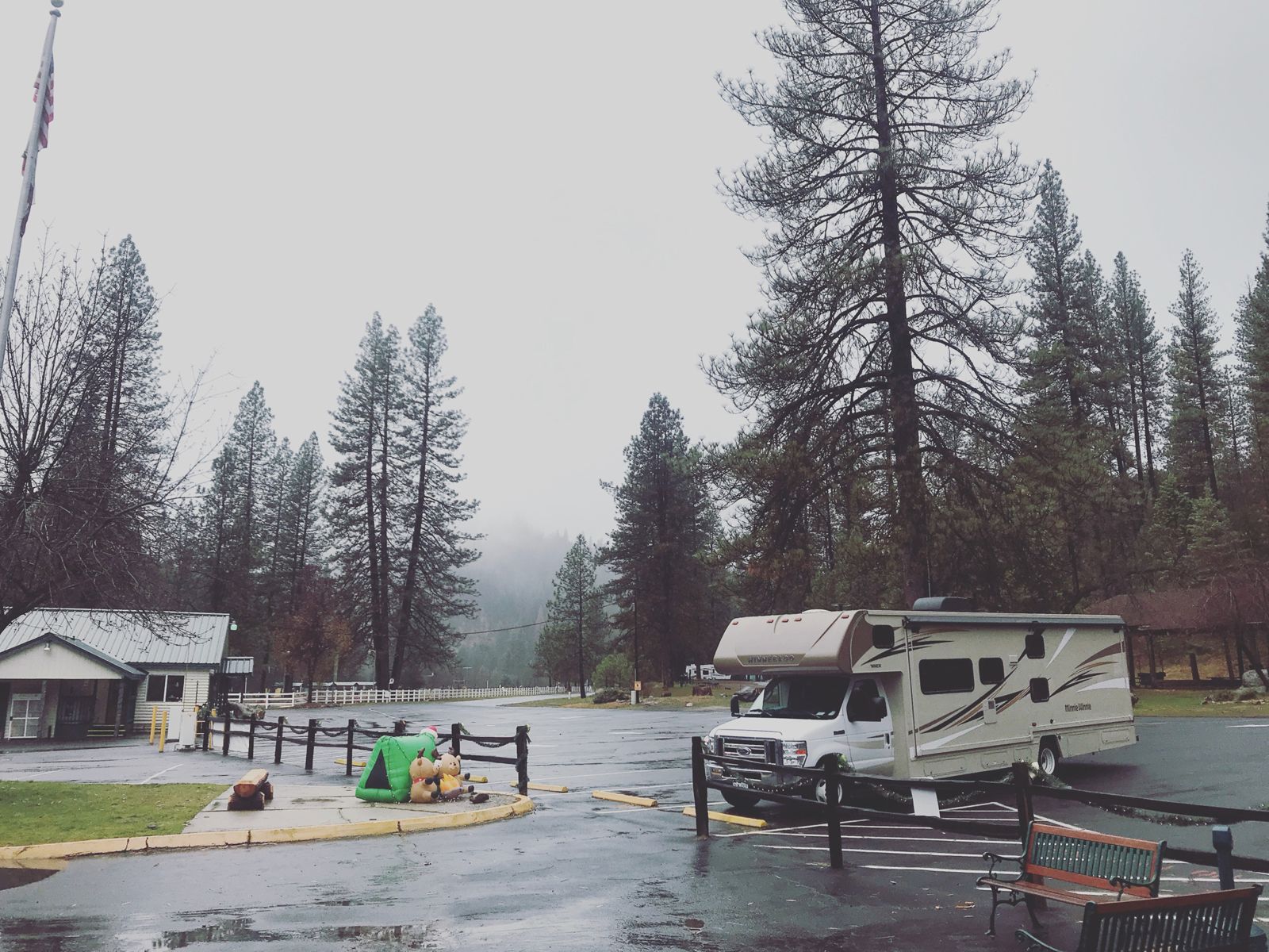 Motorhome entre la niebla en Yosemite