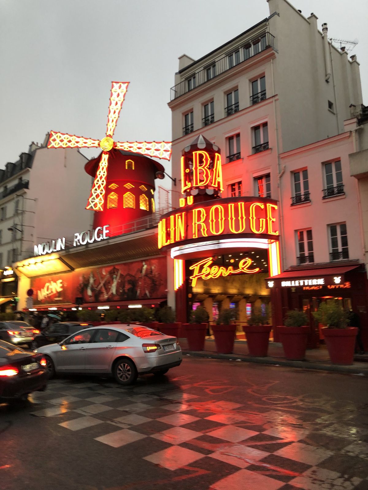 Fachada del Moulin Rouge de noche